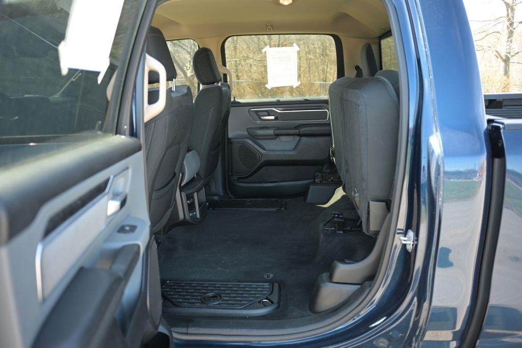 RAM 1500 Big Horn 4x4 Crew Cab 5'7" Box 2020