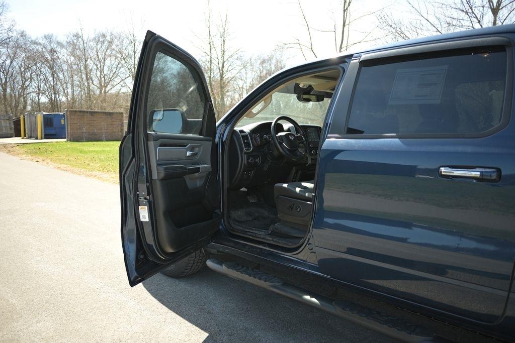 RAM 1500 Big Horn 4x4 Crew Cab 5'7" Box 2020