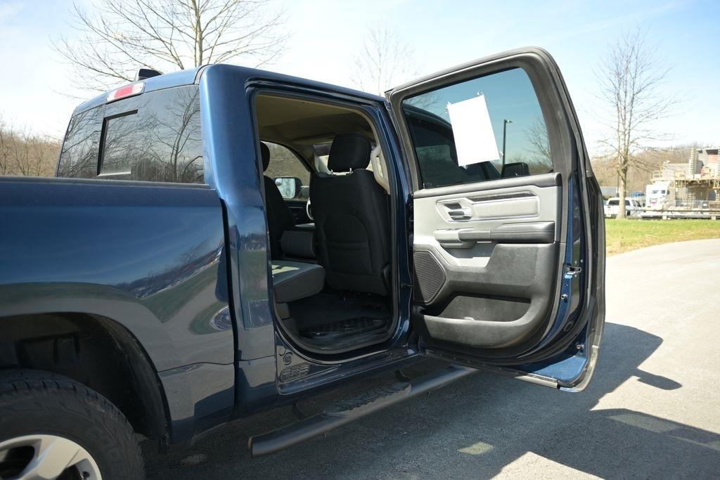 RAM 1500 Big Horn 4x4 Crew Cab 5'7" Box 2020