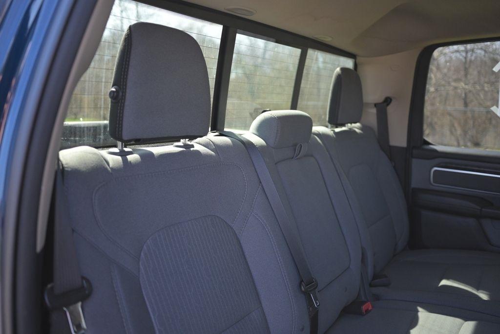 RAM 1500 Big Horn 4x4 Crew Cab 5'7" Box 2020