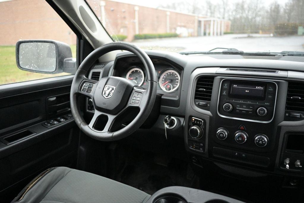 RAM 1500 Tradesman 4x4 Crew Cab 5'7" Box 2017