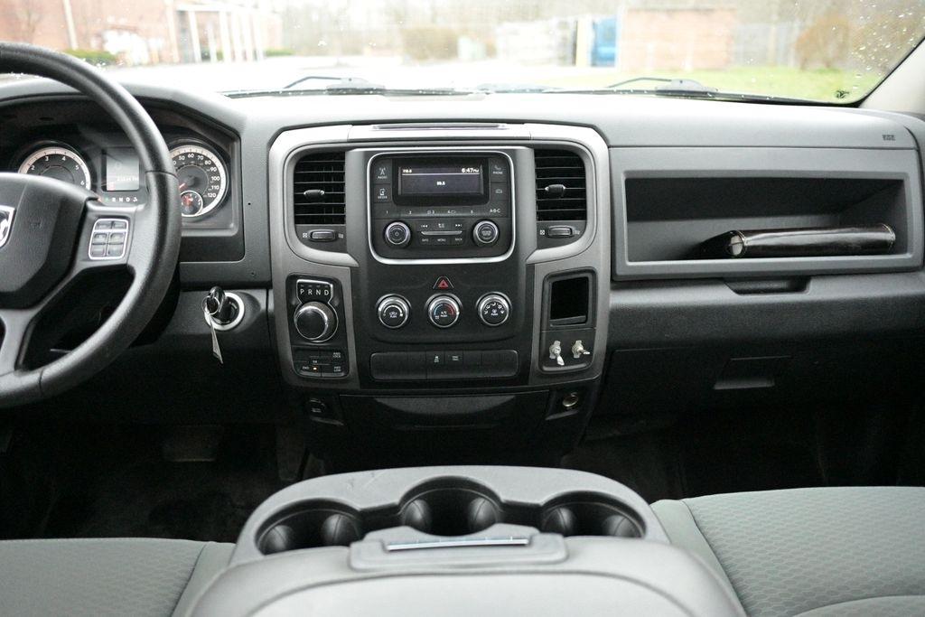 RAM 1500 Tradesman 4x4 Crew Cab 5'7" Box 2017