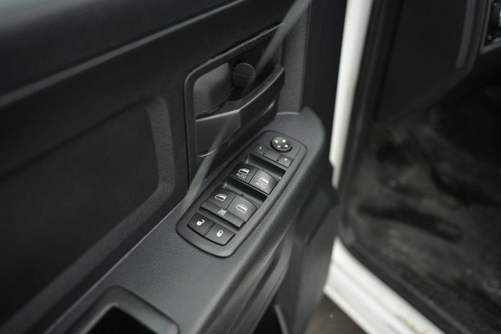 RAM 1500 Tradesman 4x4 Crew Cab 5'7" Box 2017