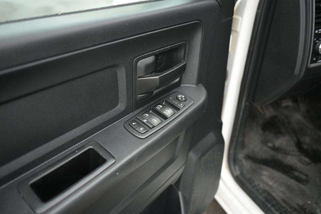 RAM 1500 Tradesman 4x4 Crew Cab 5'7" Box 2017