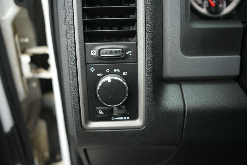 RAM 1500 Tradesman 4x4 Crew Cab 5'7" Box 2017