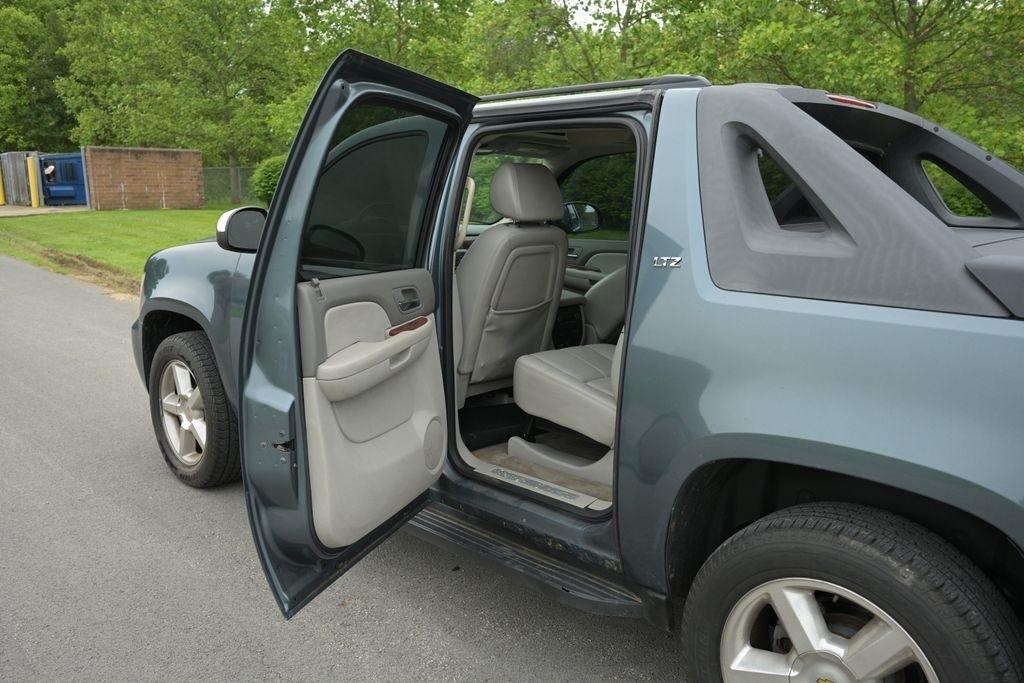 Chevrolet Avalanche 4WD Crew Cab 130" LTZ 2008