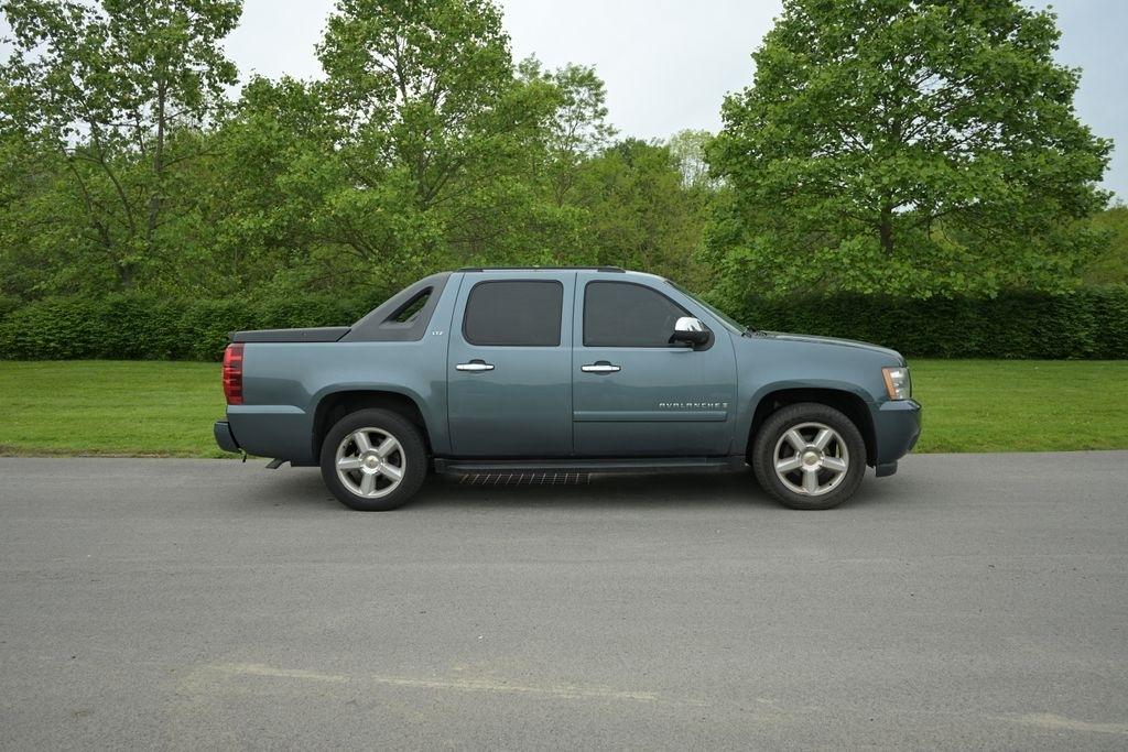 Chevrolet Avalanche 4WD Crew Cab 130" LTZ 2008