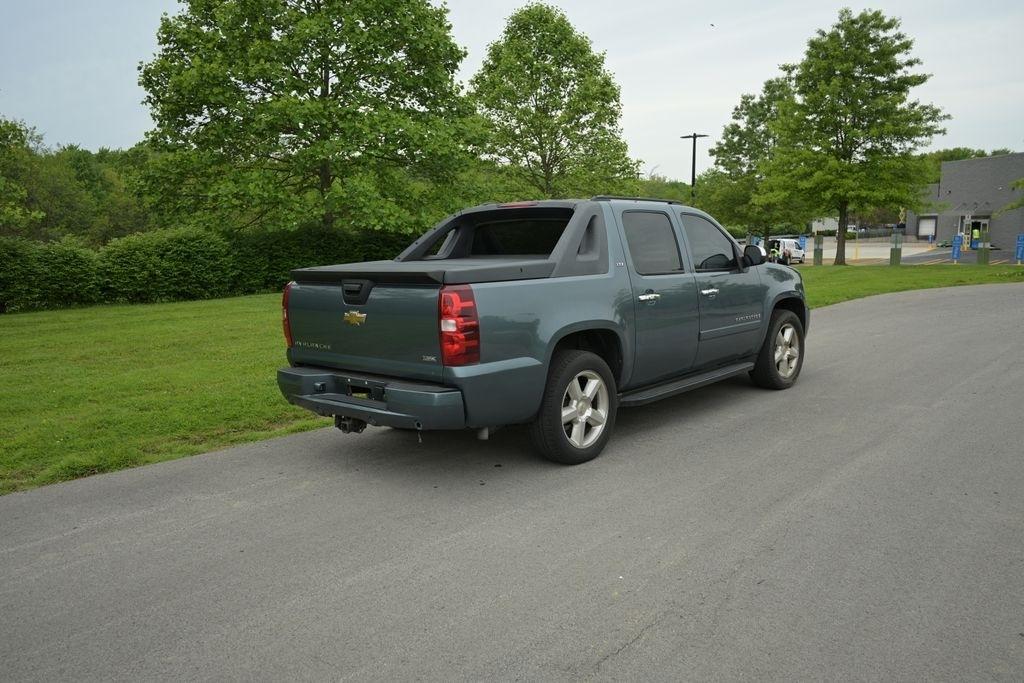 Chevrolet Avalanche 4WD Crew Cab 130" LTZ 2008