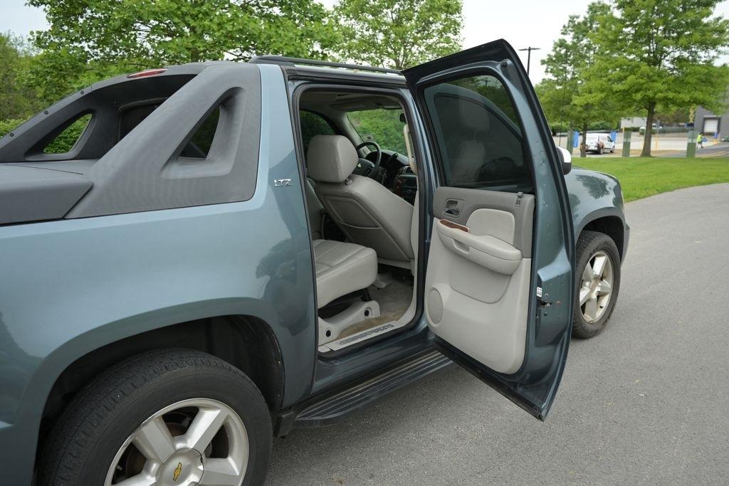 Chevrolet Avalanche 4WD Crew Cab 130" LTZ 2008