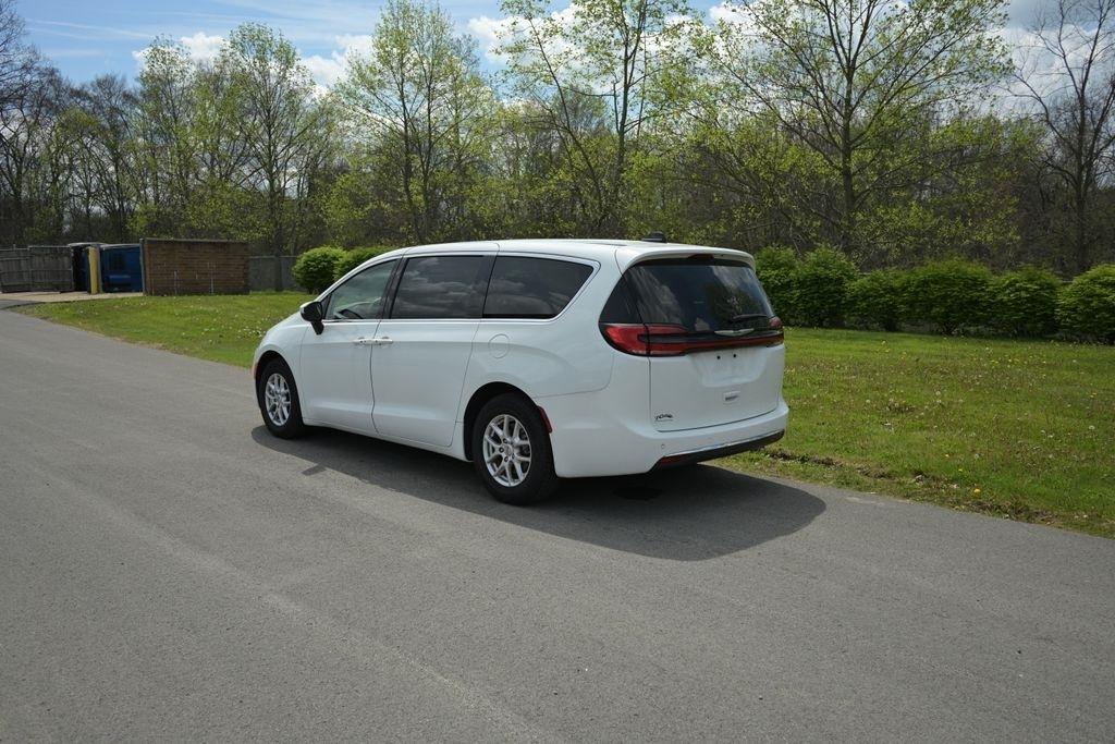 Chrysler Pacifica Touring L FWD 2023