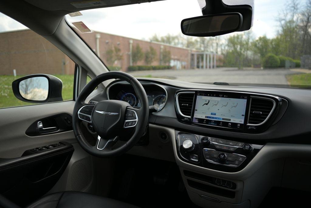 Chrysler Pacifica Touring L FWD 2023