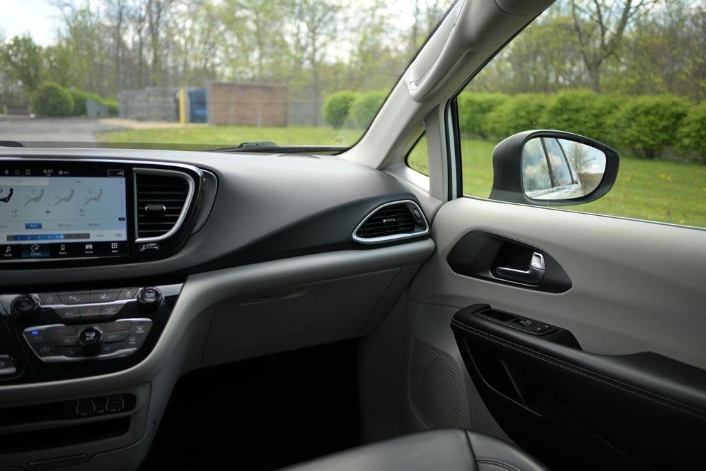 Chrysler Pacifica Touring L FWD 2023