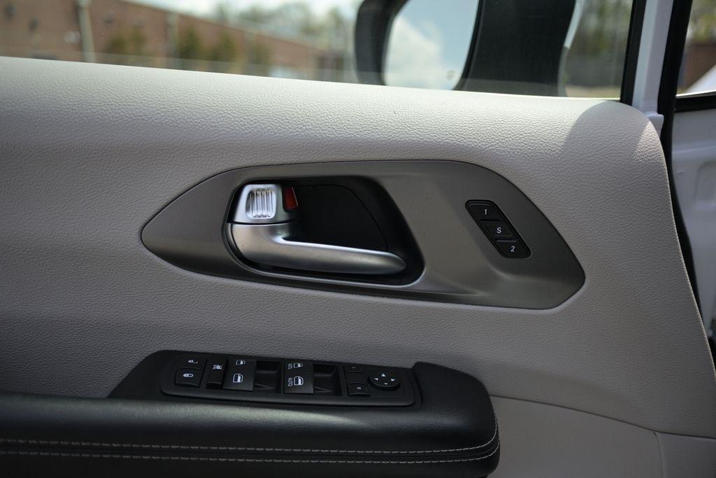 Chrysler Pacifica Touring L FWD 2023