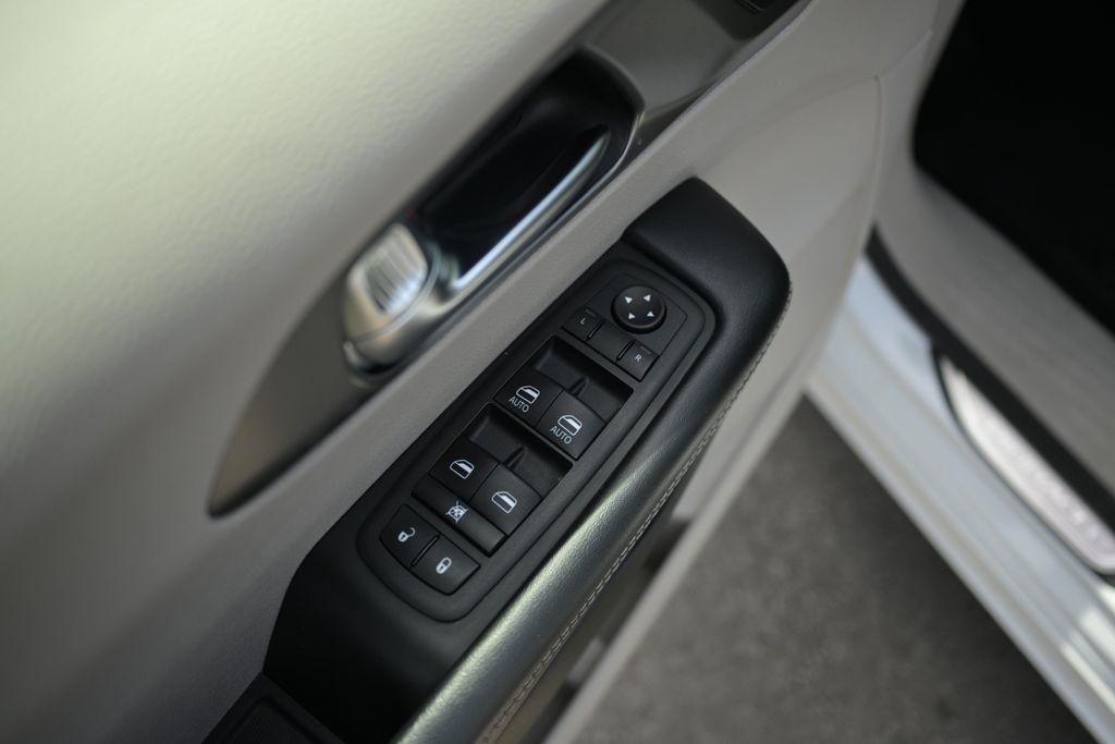 Chrysler Pacifica Touring L FWD 2023