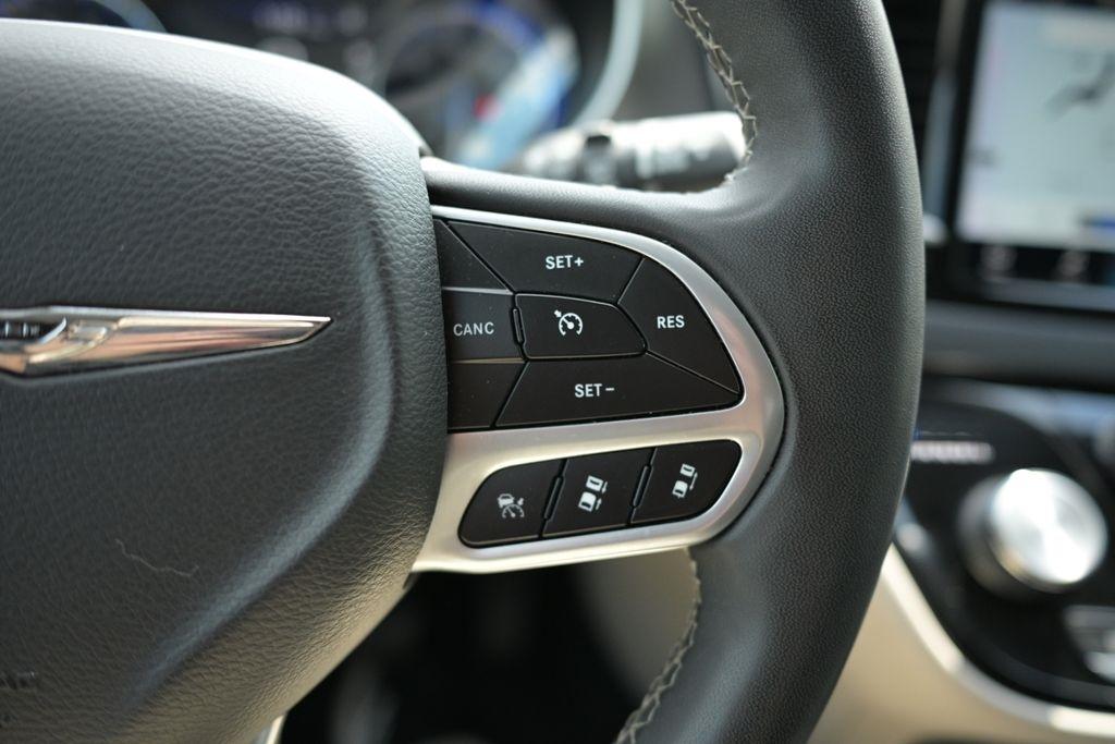 Chrysler Pacifica Touring L FWD 2023