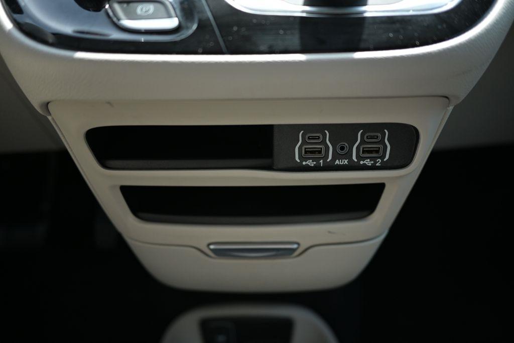 Chrysler Pacifica Touring L FWD 2023