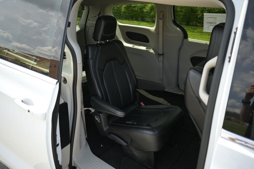 Chrysler Pacifica Touring L FWD 2023