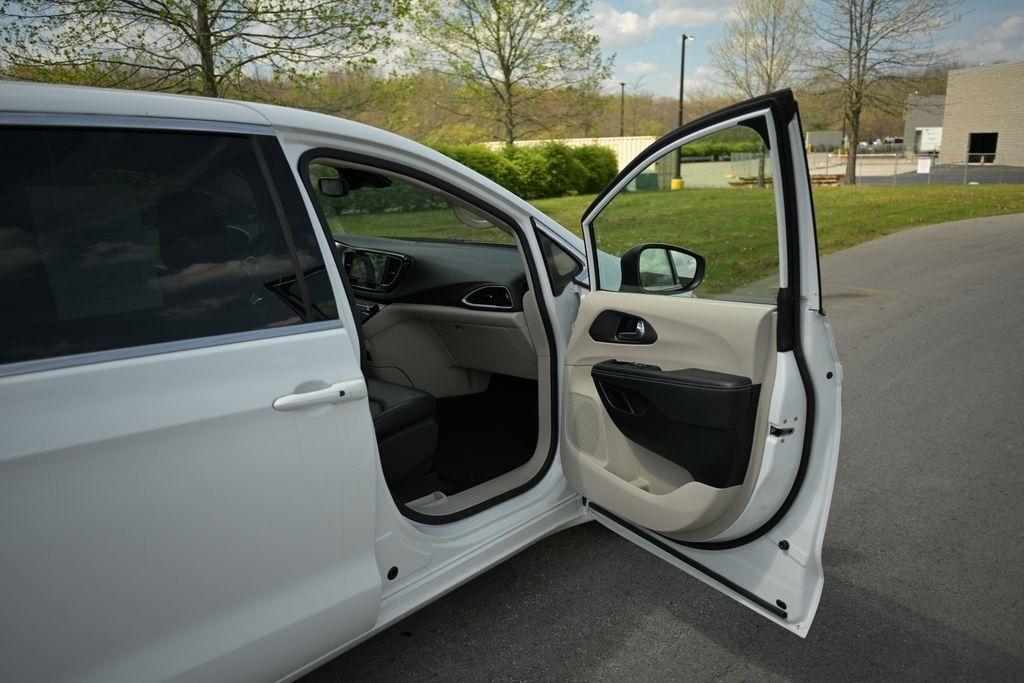 Chrysler Pacifica Touring L FWD 2023