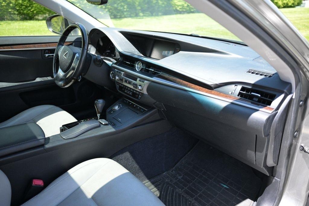 Lexus ES 350 4dr Sdn 2015