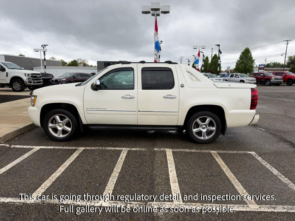 Chevrolet Avalanche 4WD Crew Cab LTZ 2013