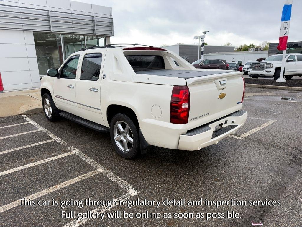 Chevrolet Avalanche 4WD Crew Cab LTZ 2013