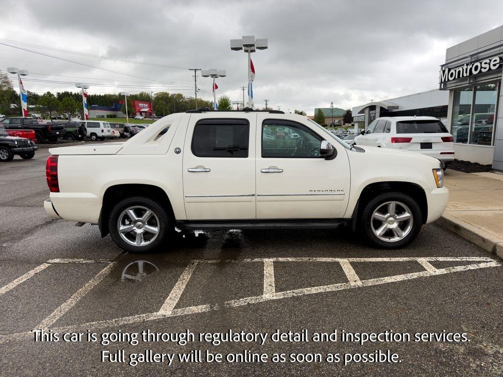 Chevrolet Avalanche 4WD Crew Cab LTZ 2013
