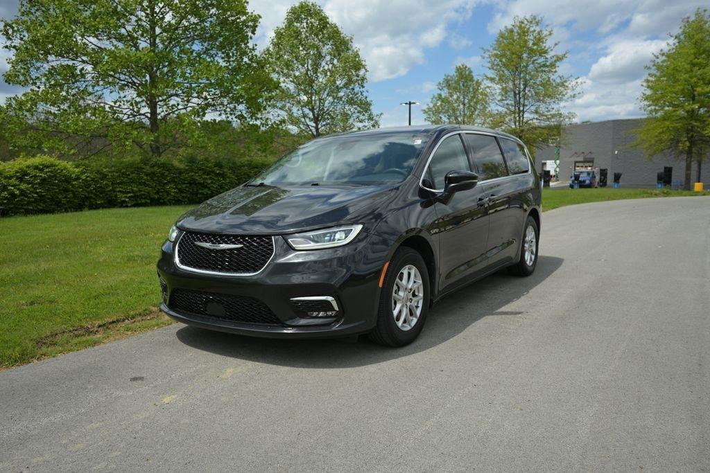 2023 Chrysler Pacifica Touring L's photo