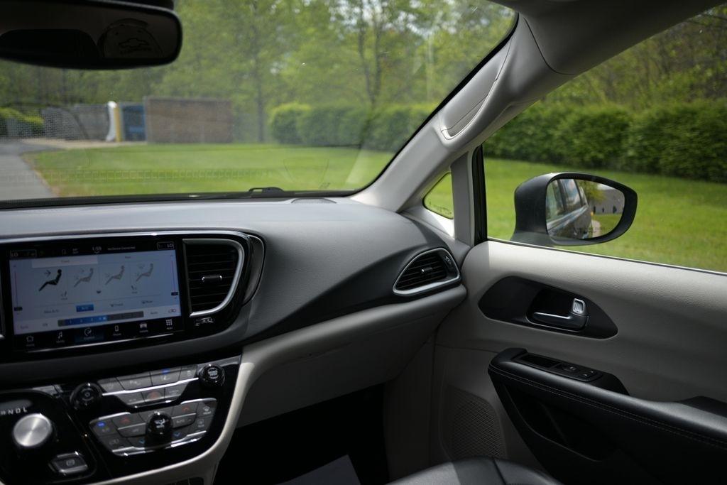 Chrysler Pacifica Touring L FWD 2023
