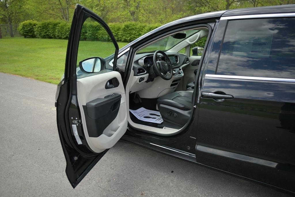 Chrysler Pacifica Touring L FWD 2023
