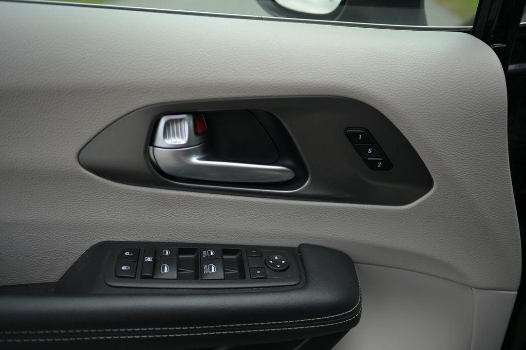 Chrysler Pacifica Touring L FWD 2023