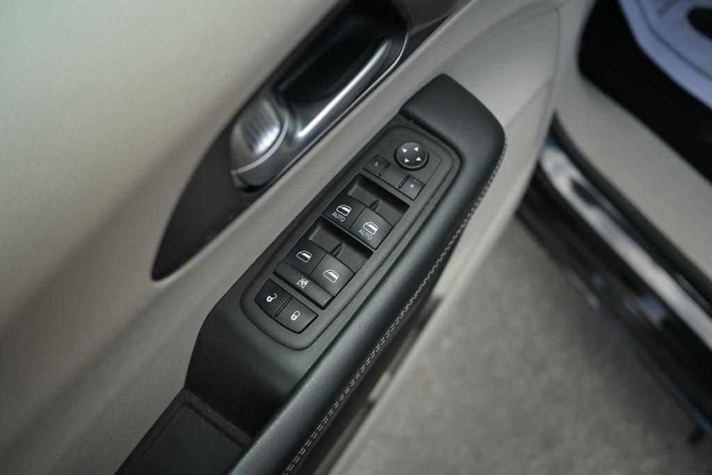 Chrysler Pacifica Touring L FWD 2023