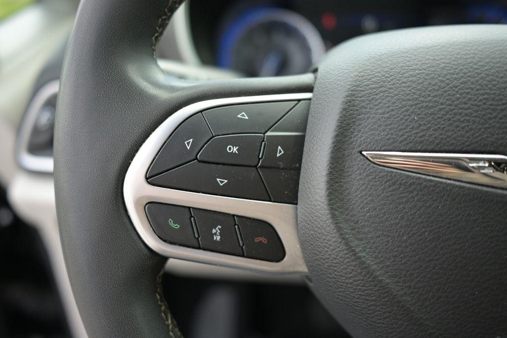 Chrysler Pacifica Touring L FWD 2023