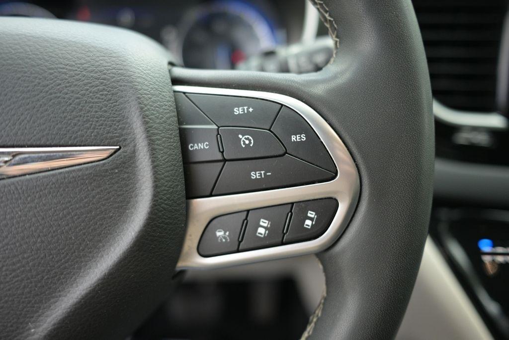 Chrysler Pacifica Touring L FWD 2023