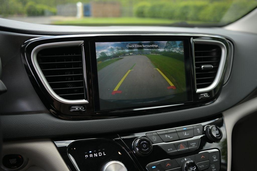 Chrysler Pacifica Touring L FWD 2023