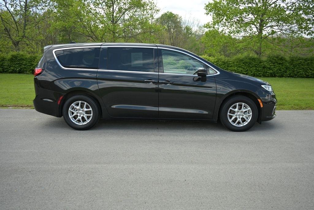 Chrysler Pacifica Touring L FWD 2023