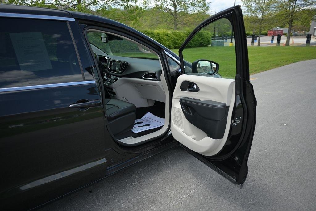 Chrysler Pacifica Touring L FWD 2023