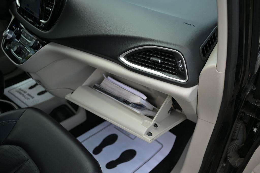 Chrysler Pacifica Touring L FWD 2023