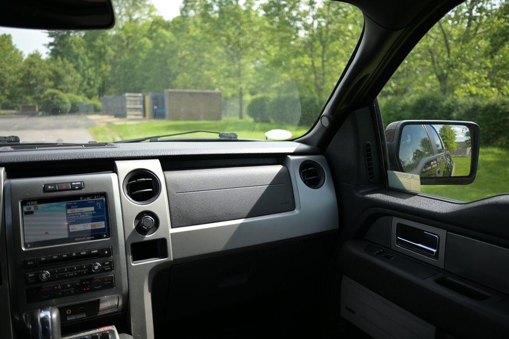 Ford F-150 4WD SuperCrew 145" SVT Raptor 2011