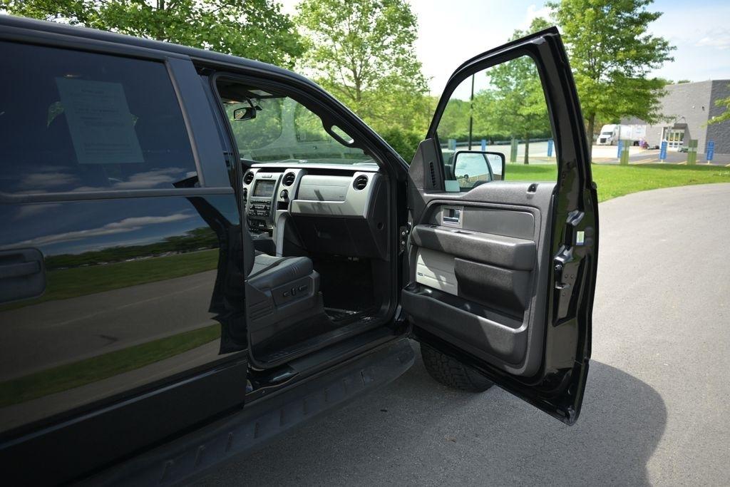 Ford F-150 4WD SuperCrew 145" SVT Raptor 2011