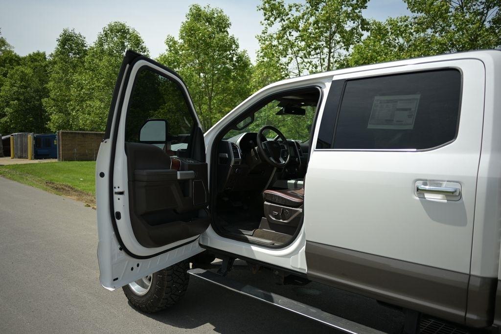 Ford Super Duty F-350 SRW King Ranch 4WD Crew Cab 8' Box 2018