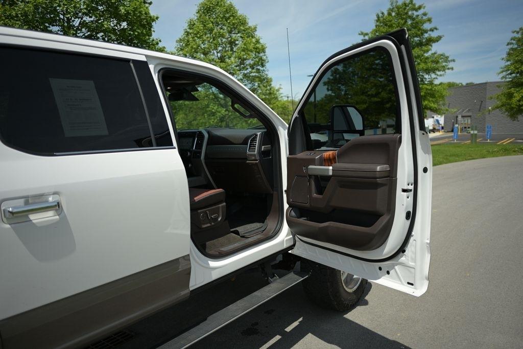 Ford Super Duty F-350 SRW King Ranch 4WD Crew Cab 8' Box 2018