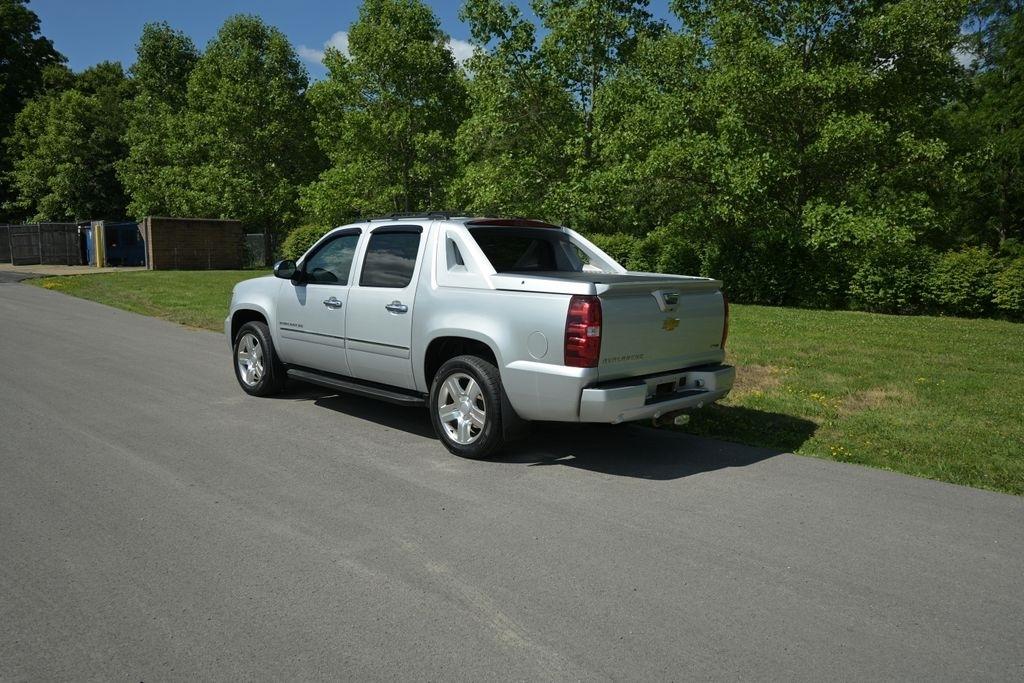 Chevrolet Avalanche 4WD Crew Cab LTZ 2012