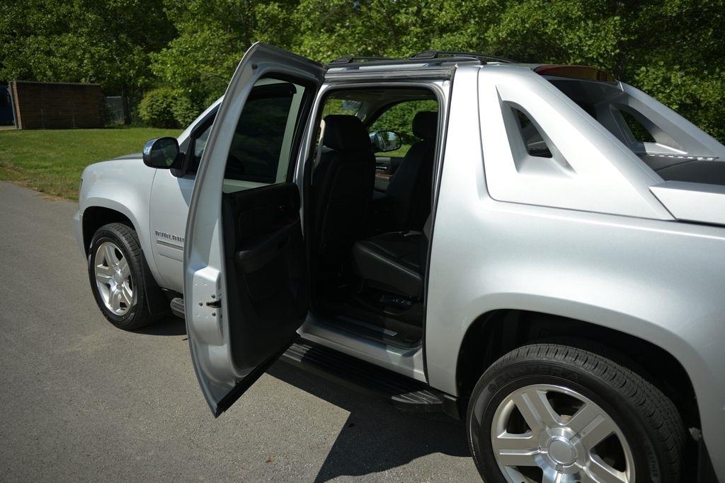 Chevrolet Avalanche 4WD Crew Cab LTZ 2012