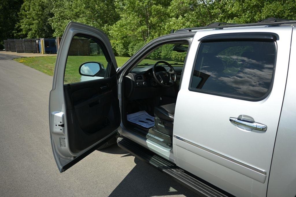 Chevrolet Avalanche 4WD Crew Cab LTZ 2012