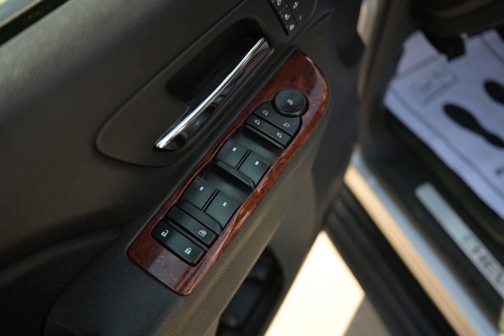 Chevrolet Avalanche 4WD Crew Cab LTZ 2012