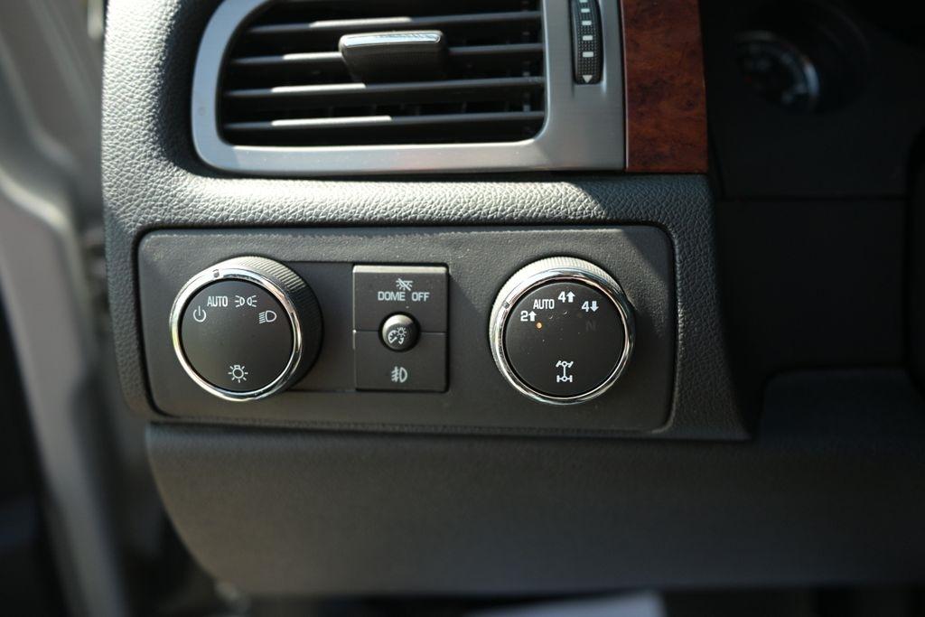 Chevrolet Avalanche 4WD Crew Cab LTZ 2012