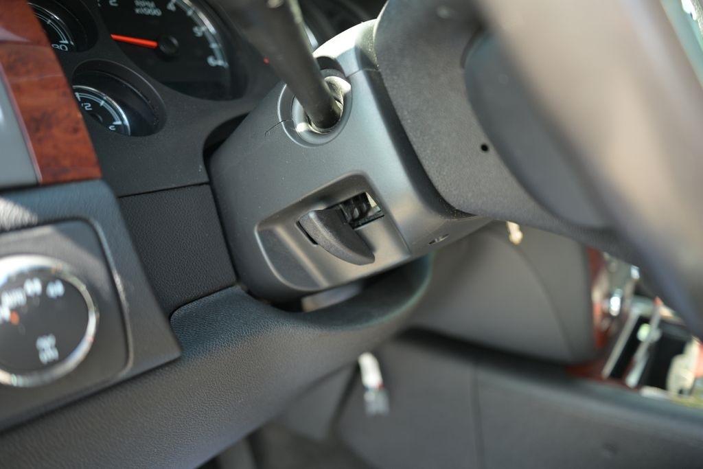 Chevrolet Avalanche 4WD Crew Cab LTZ 2012