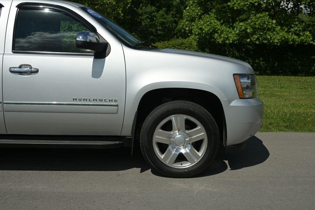 Chevrolet Avalanche 4WD Crew Cab LTZ 2012