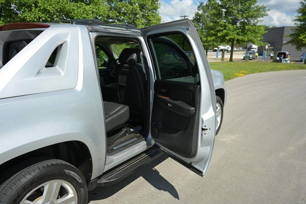 Chevrolet Avalanche 4WD Crew Cab LTZ 2012