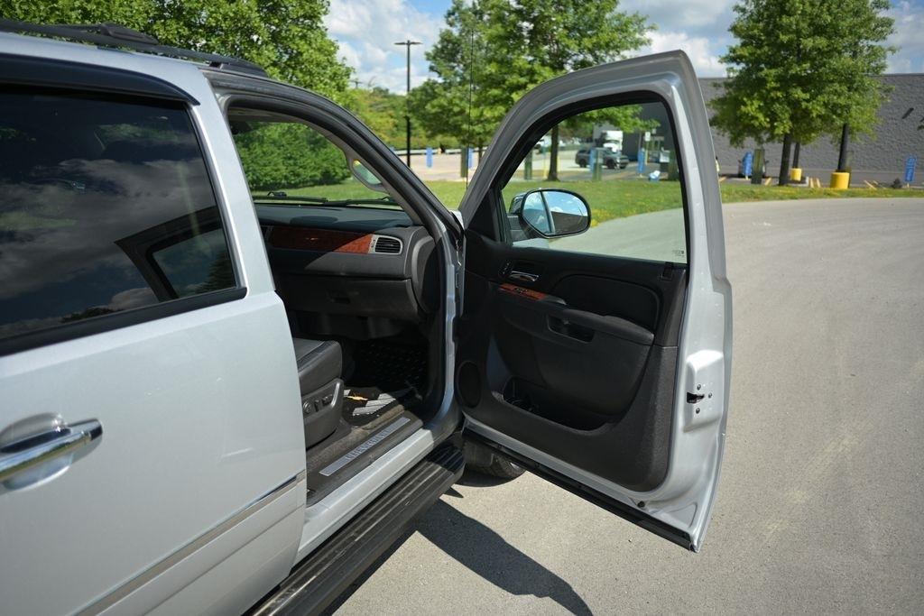 Chevrolet Avalanche 4WD Crew Cab LTZ 2012